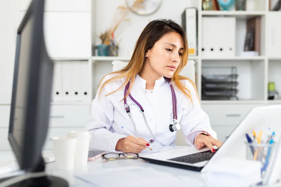 a medical doctor using ehr
